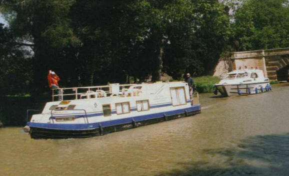 Boats of all types & sizes ply the 
			placid waters of the Canal du Midi.